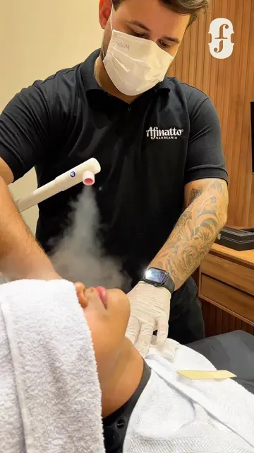 Toalha quente com vapor na barboterapia
